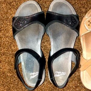 Dansko ‘Blythe’ Leather Nubuck Sandals in Black. Size 40